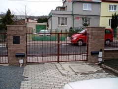 Pohon vjezdové brány dvoukřídlové